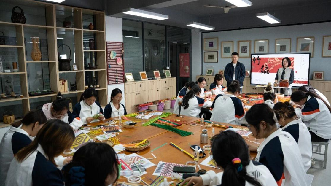 为非遗“添彩”，为青春“赋能”：江苏建院的文化育人新实践